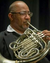 Joel tocando Trompa